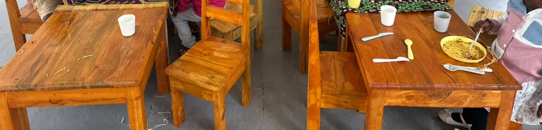 Tables et chaises de l'espace repas de l'École Esperanza