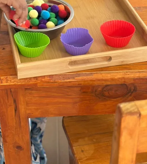Matériel coloré disposé sur une table à l'École Esperanza
